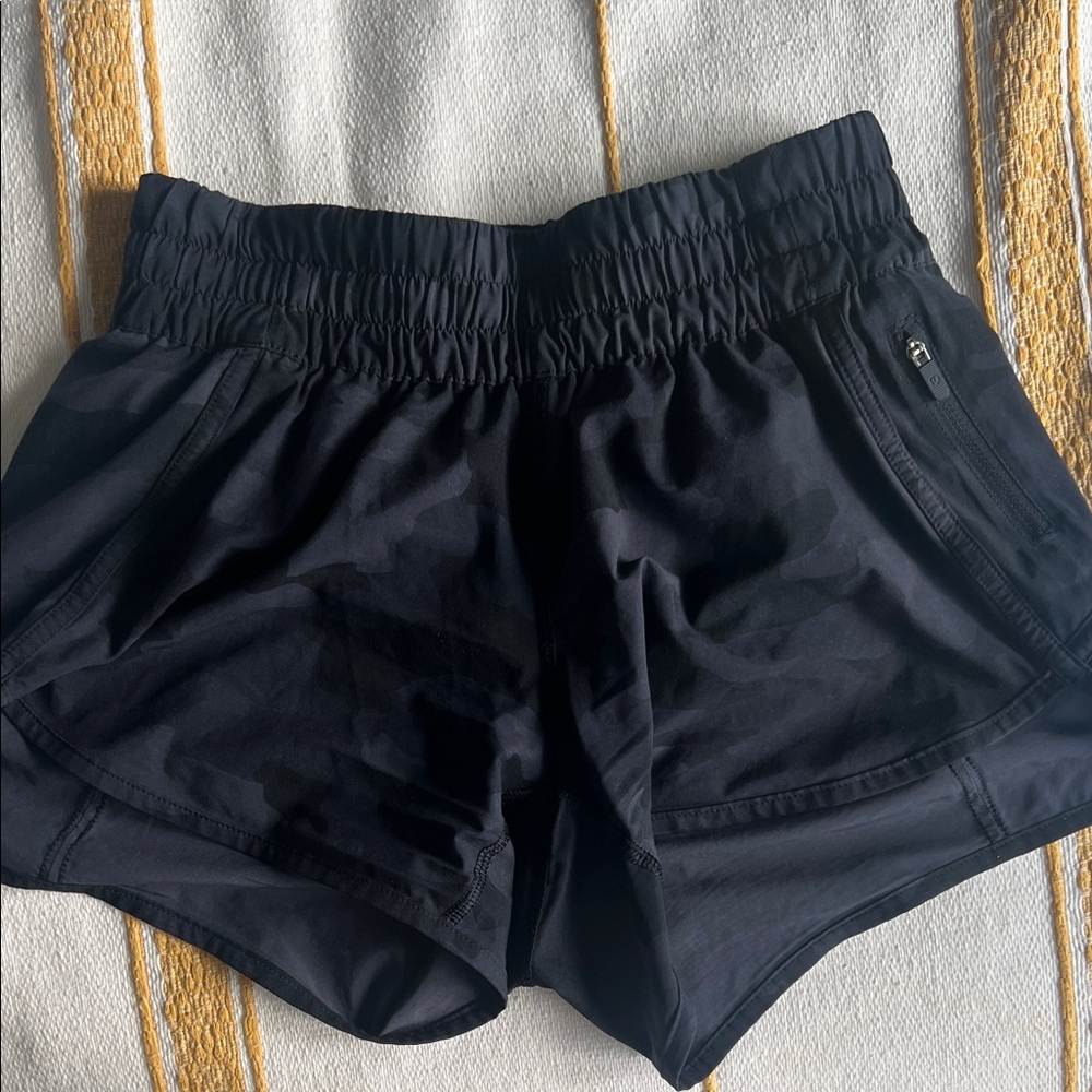 lululemon athletica Black Camo Track That 4 Inch - Size 6